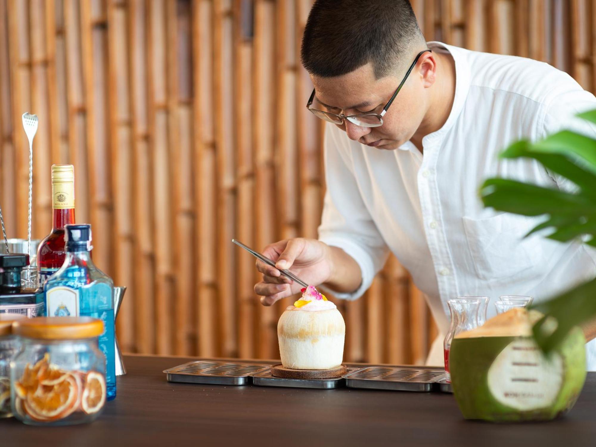 Explorar Koh Samui - Adults Only Resort And Spa Mae Nam Exterior photo A bartender at work