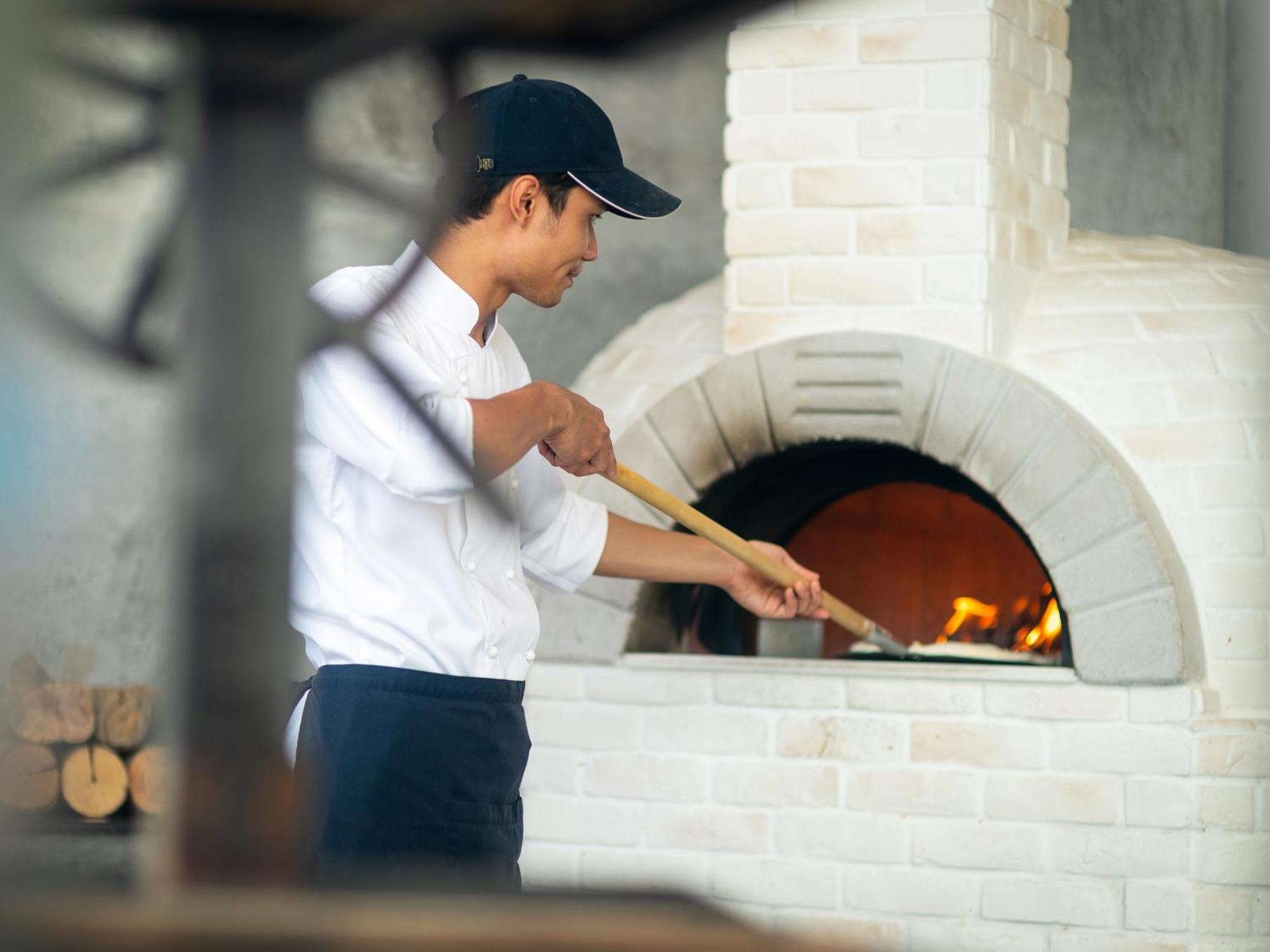 Explorar Koh Samui - Adults Only Resort And Spa Mae Nam Exterior photo A pizzaiolo in action