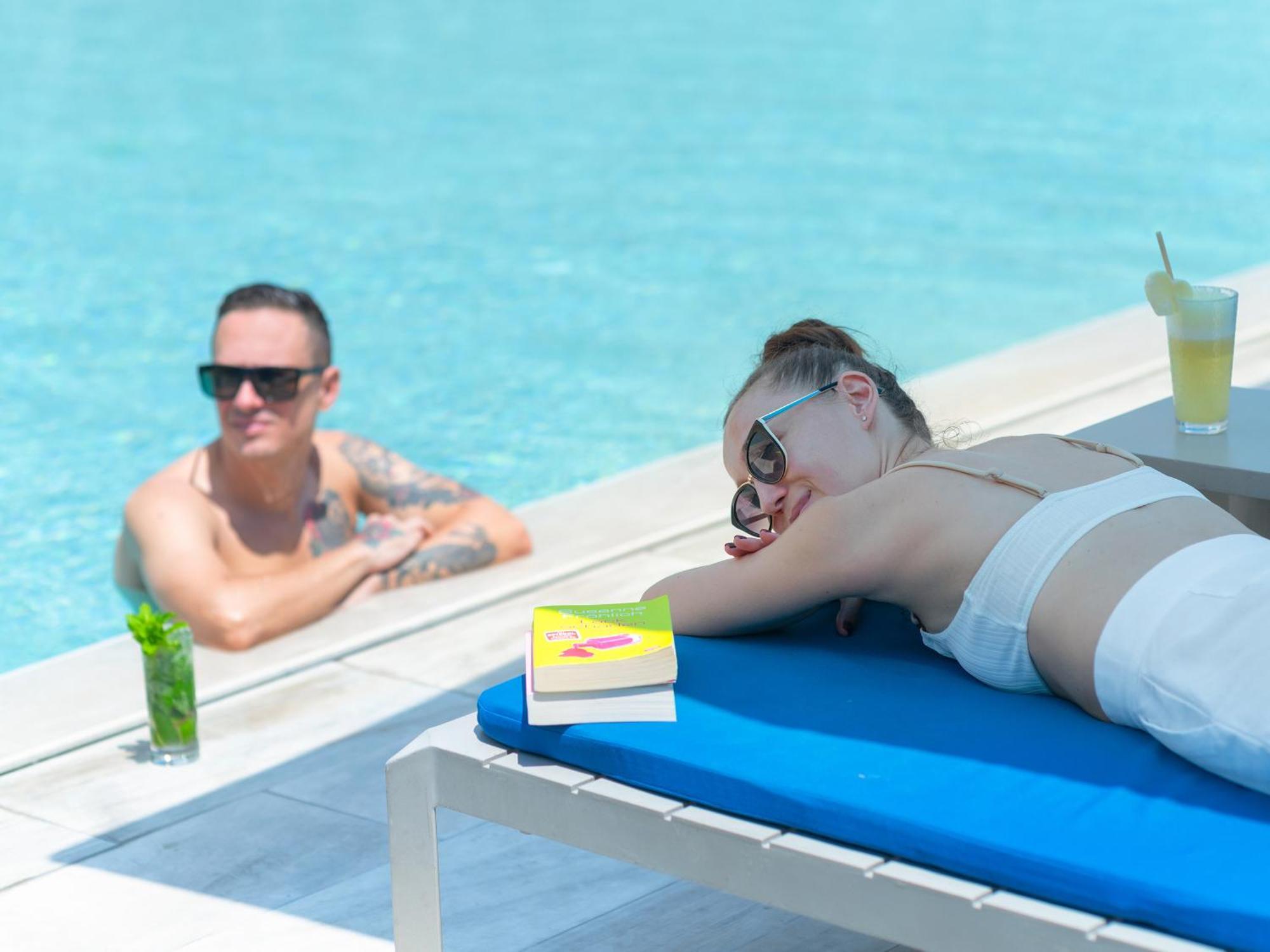 Explorar Koh Samui - Adults Only Resort And Spa Mae Nam Exterior photo A woman sunbathing