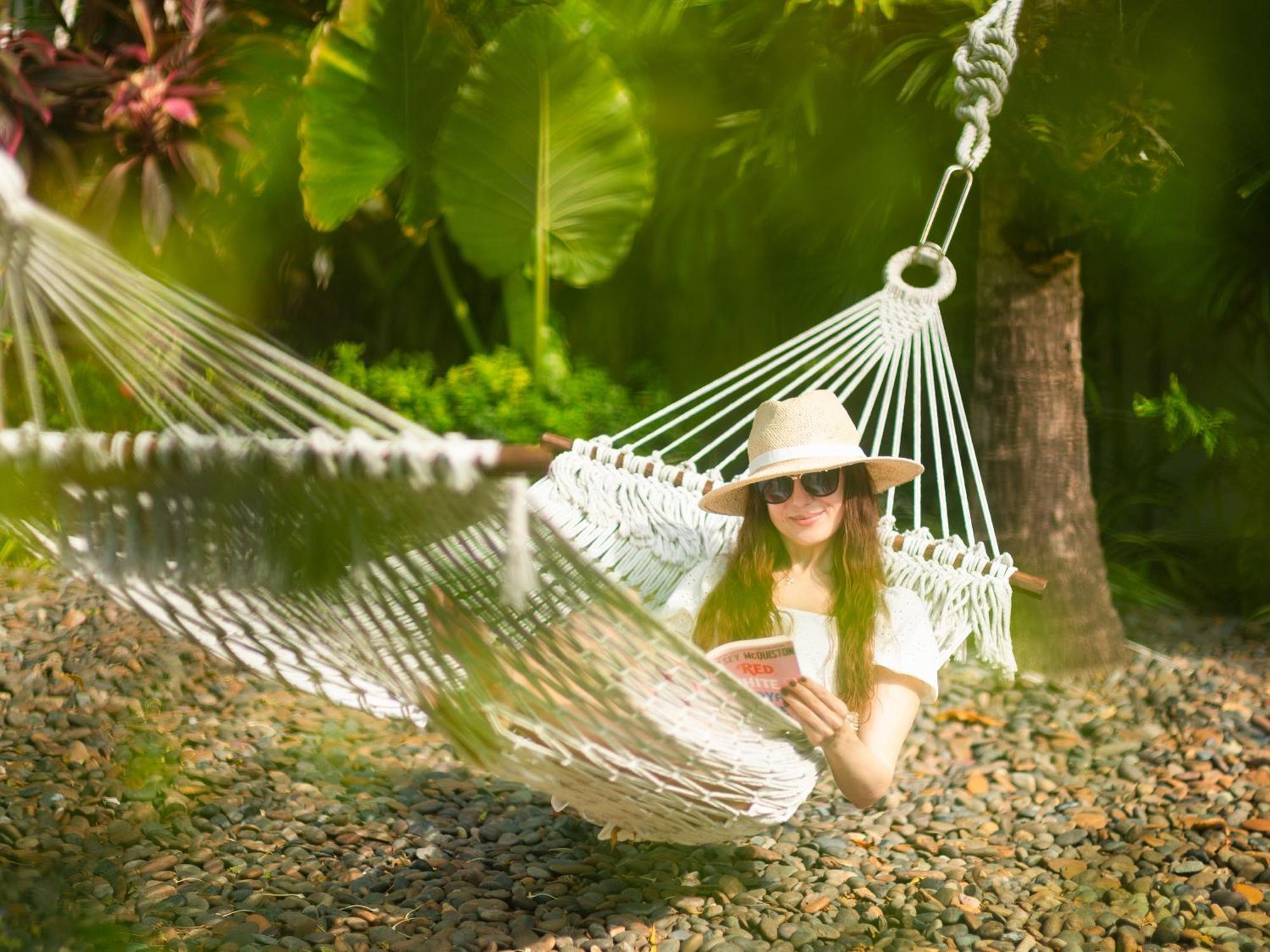 Explorar Koh Samui - Adults Only Resort And Spa Mae Nam Exterior photo A woman relaxing in a hammock